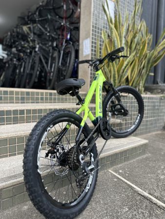 Bicicleta aro 20 c/marcha, suspensão, freio a disco.