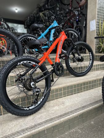 Bicicleta aro 20 c/marcha, suspensão , freio a disco.